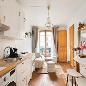 Appartement Haussmannian Elegance Close To Montmartre, Paris